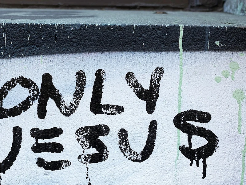 Su un muretto a New York la scritta 'Only Jesus', solo Gesù